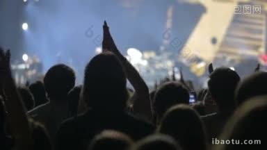 音乐会上观众欢迎艺术家在舞台上出现的慢动作镜头